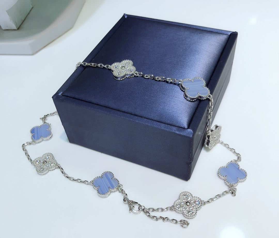 [Kincade Jewelrys] COLLIER EN ARGENT AVEC 10 MOTIFS DE TRÉFLE, CALCÉDOINE ET DIAMANTS