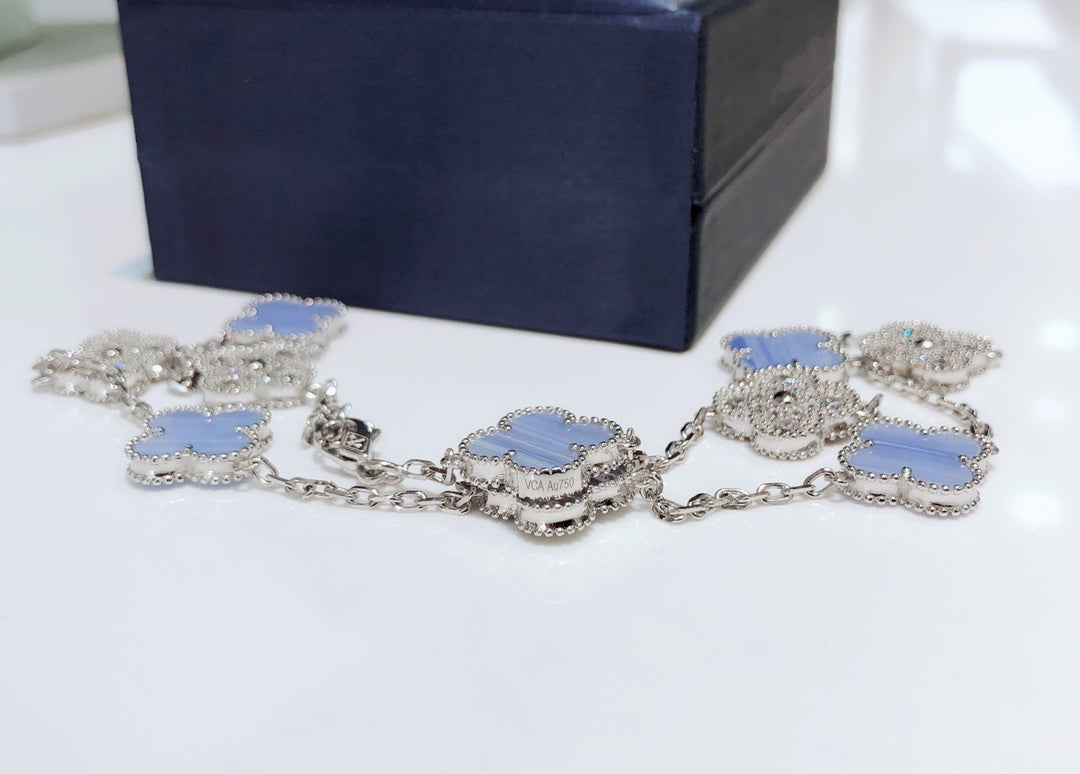 [Kincade Jewelrys] COLLIER EN ARGENT AVEC 10 MOTIFS DE TRÉFLE, CALCÉDOINE ET DIAMANTS