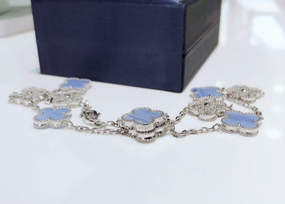[Kincade Jewelrys] COLLIER EN ARGENT AVEC 10 MOTIFS DE TRÉFLE, CALCÉDOINE ET DIAMANTS