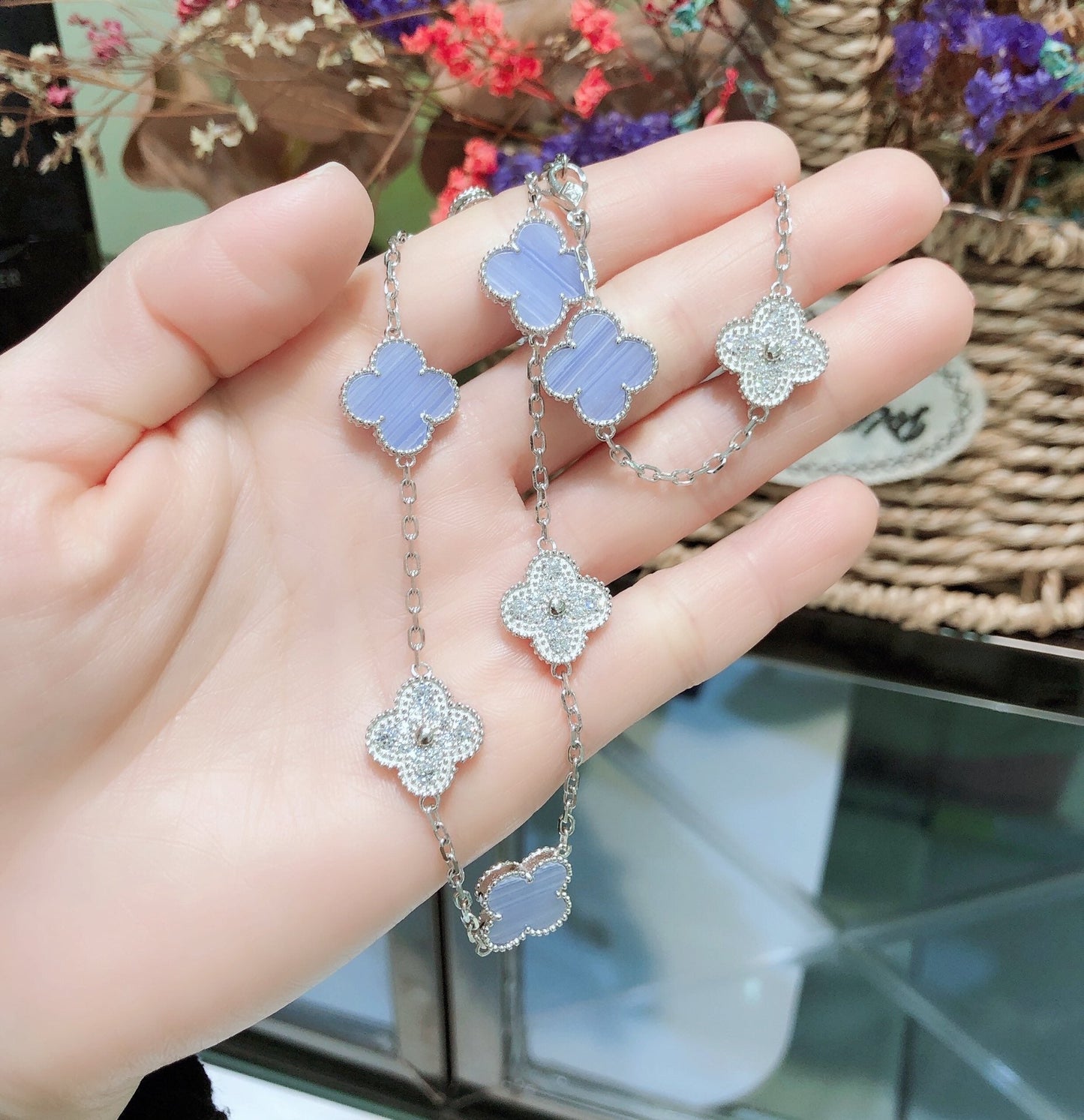 [Kincade Jewelrys] COLLIER EN ARGENT AVEC 10 MOTIFS DE TRÉFLE, CALCÉDOINE ET DIAMANTS