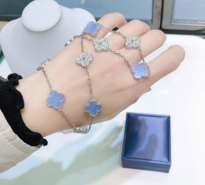 [Kincade Jewelrys] COLLIER EN ARGENT AVEC 10 MOTIFS DE TRÉFLE, CALCÉDOINE ET DIAMANTS