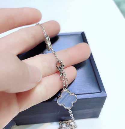 [Kincade Jewelrys] COLLIER EN ARGENT AVEC 10 MOTIFS DE TRÉFLE, CALCÉDOINE ET DIAMANTS