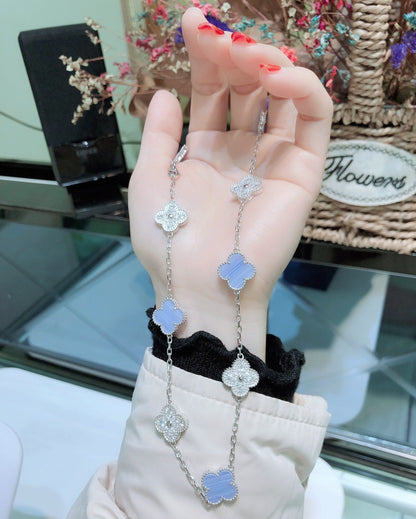 [Kincade Jewelrys] COLLIER EN ARGENT AVEC 10 MOTIFS DE TRÉFLE, CALCÉDOINE ET DIAMANTS